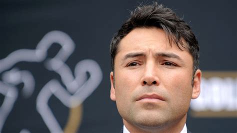 Oscar De La Hoya on Lingerie Pics, Mom Dressing Him in Girls。